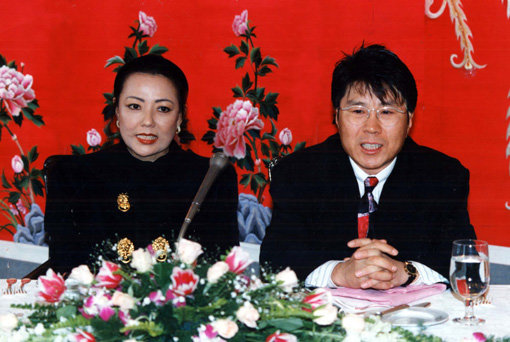 가수 조용필-그의 약혼녀 안진현(왼쪽)