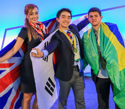 16일 오후(현지 시간) 브라질 상파울루에서 열린 제43회 국제기능올림픽 폐회식에서 대회 최우수선수(MVP)에 선정된 서정우 씨(가운데)가 다른 입상자들과 함께 국기를 들고 포즈를 취하고 있다. 한국산업인력공단 제공