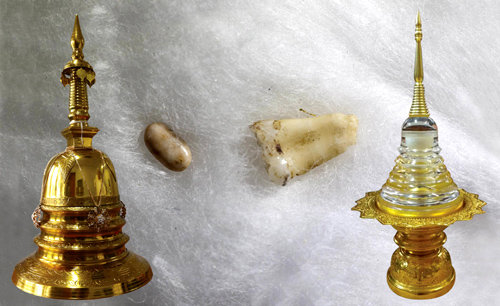 석왕사 진신사리 법회에서 공개될 부처님 진신사리 2과(가운데)와 이운 당시 사용한 불탑의 축소 사진. 석왕사 제공