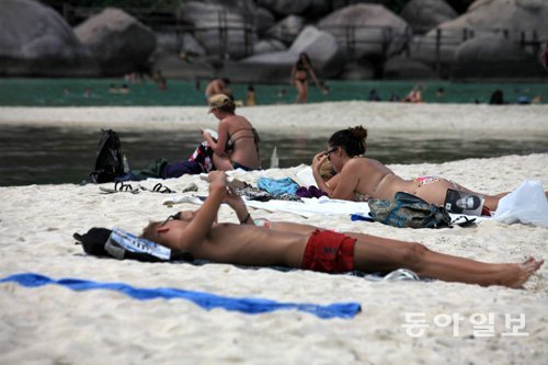 뜨거운 햇볕 아래 일광욕을 즐기는 사람들. 8월도 절반이 지나가면서 바캉스 후유증을 앓고 있는 사람이 늘어나고 있다. 조성하 기자 summer@donga.com