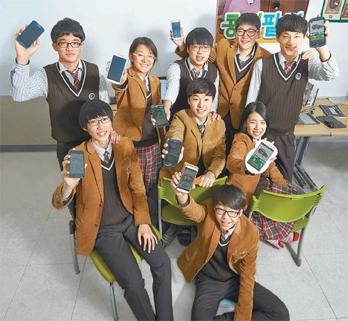 지난해 11월 창업 공모전에서 입상해 전북창조경제혁신센터 입주 자격을 얻은 한국게임과학고 학생 9명. 이들은 고전소설을 애니메이션과 휴대전화 게임으로 만드는 사업을 추진하고 있다. 효성 제공