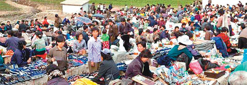 북한 안주시의 장마당에서 주민들이 각종 물품을 거래하고 있다. 국가 배급체계가 무너진 뒤 북한 주민들은 이처럼 장마당에서 생존을 모색하고 있다. 사진 출처 미국의소리 방송