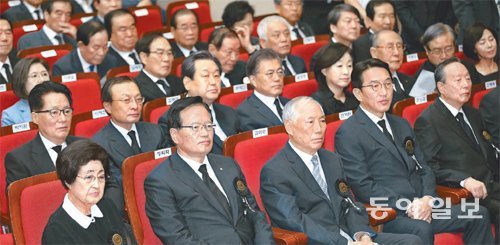 18일 서울 동작구 국립서울현충원에서 열린 김대중 전 대통령 6주기 추도식에 참석한 여야 인사들이 행사를 지켜보고 있다. 김 전 대통령 부인인 이희호 여사(앞줄 왼쪽)와 정의화 국회의장(이 여사 오른쪽), 새누리당 김무성 대표(두 번째 줄 왼쪽에서 세 번째), 새정치민주연합 문재인 대표(김 대표 오른쪽) 등 300여 명이 참석했다. 전영한 기자 scoopjyh@donga.com