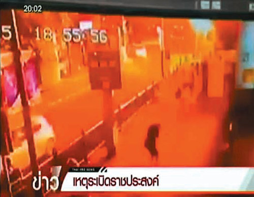 방범 폐쇄회로(CC)TV에 잡힌 17일 태국 방콕 폭탄 테러 순간의 에라완 사원 주변 도로 모습. 태국 국영 방송사인 PBS TV가 18일 공개했다. PBS TV 캡처
