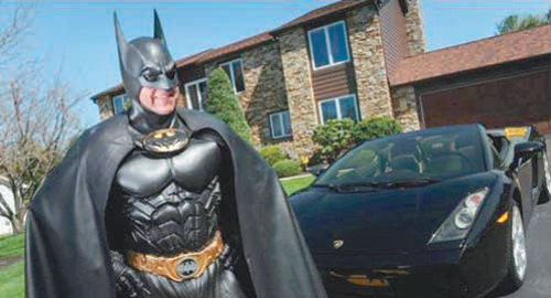 배트맨 복장을 하고 어린이 환자들을 찾아가 격려했던 레니 로빈슨 씨. 구글 캡처