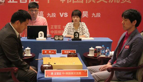 3년 만에 대국을 벌이는 이창호 9단(오른쪽)과 창하오 9단은 승부욕을 불태우며 무려 4시간 넘게 혈투를 벌였다. 온스포츠 제공