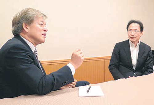 일본 도쿄에서 만나 대화를 나누고 있는 강상중 도쿄대 명예교수(오른쪽)와 염재호 고려대 총장.