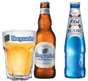 벨기에의 호가든 맥주(왼쪽)와 프랑스의 크로넨버그1664 블랑맥주. 향 좋은 유럽 맥주로 유명하다. 오비맥주·하이트진로 제공