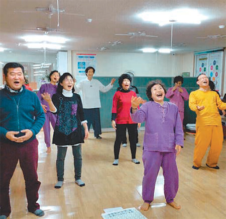 남부대 평생교육원 ‘힐링웃음치료 웃음요가’ 과정 수강생들이 강의실에서 활짝 웃고 있다. 남부대 제공