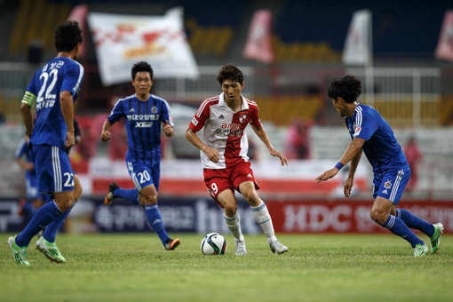 부산 아이파크로 이적해 K리그 클래식(1부리그) 후반기를 보내고 있는 스트라이커 김동섭은 군 입대를 앞두고 팀을 옮기게 돼 더욱 절박함을 안은 채 그라운드에 나서고 있다. 부산에서 반드시 재도약한 뒤 병역 의무를 다하러 떠나겠다는 각오다. 사진제공｜대한축구협회