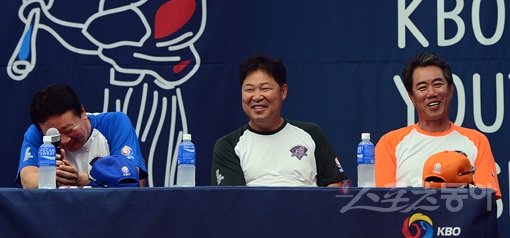 19일 경기도 연천 고대산 베이스볼파크에서 ‘레전드 BIG3와 함께 하는 2015 KBO 유소년 야구캠프’가 열렸다. 선동열, 이만수, 김시진 전 감독(왼쪽부터)이 Q&A 시간에 선수들의 질문을 듣고 환하게 웃고 있다. 
연천｜김진환 기자 kwangshin00@donga.com