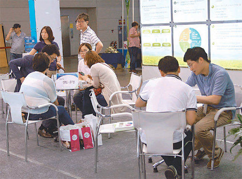 방문객들이 협동조합 박람회 상담존에서 협동조합 설립, 운영 및 사회적 기업 창업과 인증에 대한 전문 컨설팅을 받고 있다.