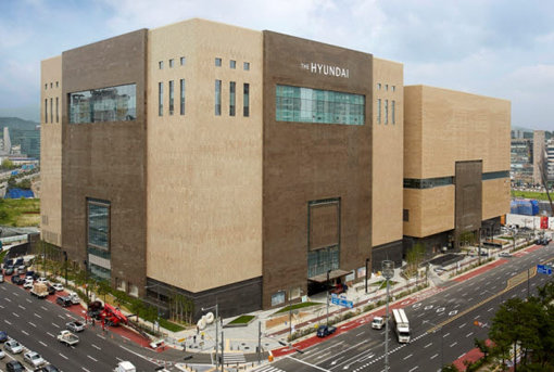 현대백화점은 21일 신분당선 판교역에 수도권에서 가장 규모가 큰 판교점을 오픈한다. 지하 6층∼지상 10층 규모로 해외 명품 등 총 900여개 브랜드(식품 포함)가 입점한다. 사진제공｜현대백화점