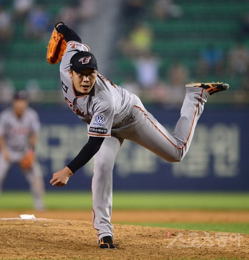 올 시즌 ‘한화 돌풍의 주역’이자, ’불꽃 투혼의 상징’이 된 권혁은 최근 병원에서 링거를 맞고 휴식을 취했다. 혼신의 힘을 다해 시즌을 달려온 그는 잠시 숨고르기를 한 뒤 다시 마운드를 올라 희망의 불꽃을 태울 준비를 하고 있다. 스포츠동아DB