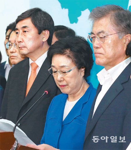 대법에 안나오고 국회서 회견 20일 오후 대법원 상고심 선고에서 불법정치자금 수수 혐의로 실형을 선고받고 의원직을 상실한 한명숙 전 새정치민주연합 의원(가운데)이 국회 새정치연합 대표실에서 판결에 관한 심경을 밝히고 있다. 오른쪽부터 문재인 대표, 한 전 의원, 이종걸 원내대표. 홍진환 기자 jean@donga.com