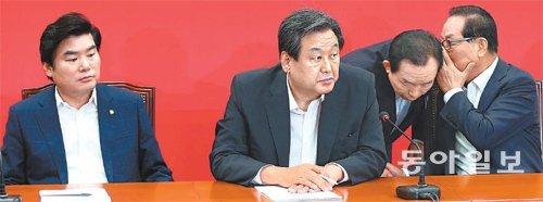 20일 오전 새누리당 최고위원회의 도중 김무성 대표의 발언이 끝난 직후 이인제 최고위원이 자리에서 일어나 서청원 최고위원의 귀엣말을 듣고 있다. 왼쪽부터 원유철 원내대표, 김 대표, 이 최고위원, 서 최고위원. 전영한 기자 scoopjyh@donga.com