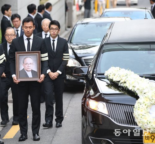 20일 고 이맹희 CJ그룹 명예회장의 유가족이 고인의 영정 사진을 들고 영결식장인 서울 중구 필동로 CJ인재개발원으로 들어가고 있다. 장승윤 기자 tomato99@donga.com