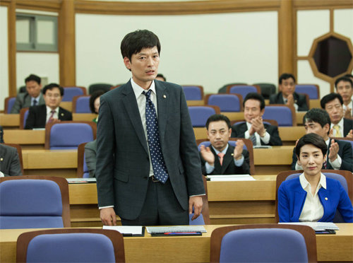 국회의원 보좌관 출신 작가가 쓴 정치 소재 드라마는 과연 얼마나 현실적일까. KBS2 드라마 ‘어셈블리’는 국회 모습을 현실적으로 묘사했다는 호평을 받고 있지만 시청률은 5∼6%대에 머물고 있다. KBS 제공