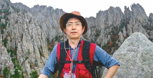 민일영 대법관이 2004년 북한 금강산을 오를 때의 모습. 금강산 관광이 허용되던 당시 목에 ‘금강산 관광증’을 걸고 포즈를 취했던 그는 산행기에“아, 금강산! 그 자체였다”고 감회를 적었다. 민일영 대법관 블로그