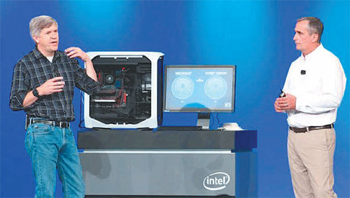 브라이언 크러재니치 인텔 최고경영자(오른쪽)가 18일(현지 시간) 미국 샌프란시스코에서 열린 인텔개발자포럼에서 롭 크루크 수석부사장과 함께 3D체크포인트 기술을 적용한 제품을 시연하고 있다. 인텔 제공