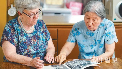 말리 홀트 이사장과 앨범을 보며 과거를 회상하고 있다.