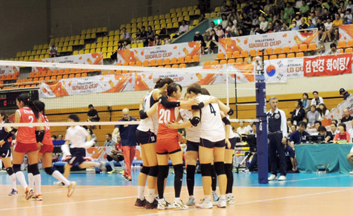 한국여자배구대표팀이 23일 일본 마쓰모토 시립체육관에서 열린 국제배구연맹(FIVB) 2015 월드컵 여자배구대회 1라운드 페루와의 B조 2차전에서 세트스코어 3-0으로 완승한 뒤 코트에 모여 기뻐하고 있다. 사진제공｜대한배구협회