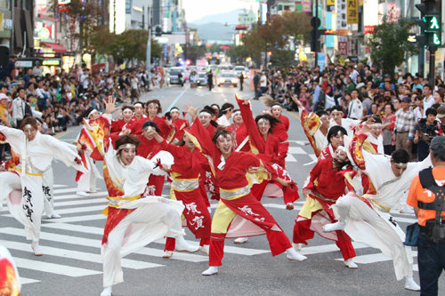 지난해 댄싱 카니발 당시 거리 퍼레이드에 참여한 일본 수가 재즈댄스 스튜디오팀. 원주 다이내믹 댄싱카니발 사무국 제공