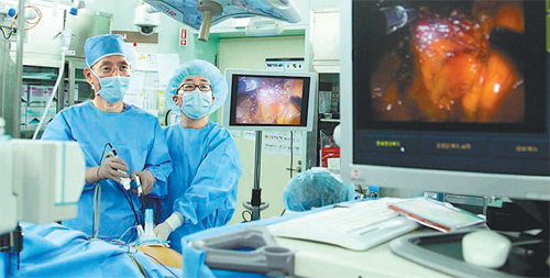 김준기 서울성모병원 대장항문외과 교수가 단일공 복강경을 이용해 대장암 환자의 수술을 하고 있다. 서울성모병원 제공