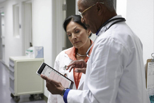 필립스 커넥티드 환자 모니터링 솔루션은 전용 앱을 통해 태블릿 PC나 스마트폰 등 모바일 기기로도 환자의 임상 정보를 확인하고 빠르게 적절한 조치를 취할 수 있다. 필립스 제공