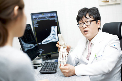 박의현 연세건우병원 원장이 환자에게 족부 질환에 대해서 설명하고 있다. 연세건우병원 제공