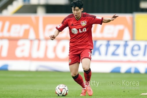 손흥민(레버쿠젠)이 또 다시 UEFA 챔피언스리그에 도전할 수 있을까. 27일 홈에서 열릴 라치오(이탈리아)와의 대회 플레이오프 2차전을 앞둔 레버쿠젠에게는 손흥민의 활약이 절실하다. 사진=ⓒGettyimages멀티비츠