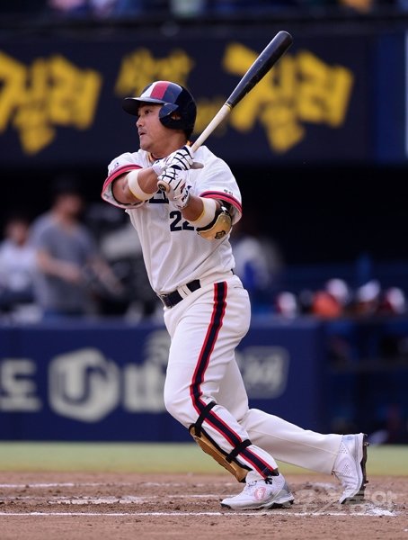 두산 홍성흔이 올 시즌 두 번째로 야구인생의 위기를 맞았다. 그는 데뷔 8년차에 포수에서 지명타자로 변신하면서 성공을 거뒀지만, 다시 8년이 흐른 뒤 변화하라는 신호를 감지했다. 스포츠동아DB