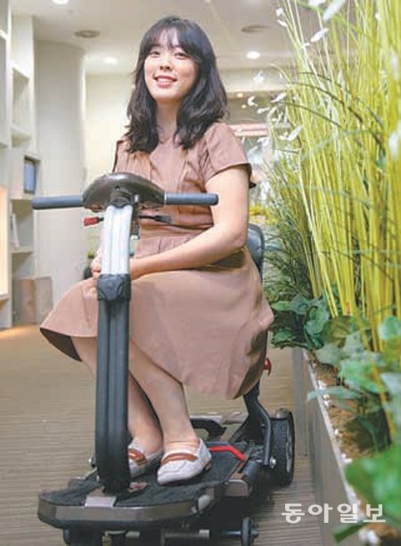 정원희 씨가 24일 오후 전동 휠체어를 타고 동아미디어센터를 찾아 환하게 웃고 있다. 홍진환 기자 jean@donga.com