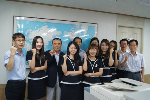 제이에스엠인터내셔날㈜ 직원들과 함께 한 변재철 회장(왼쪽에서 세번째).