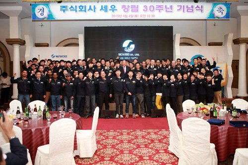 창립30주년 기념식에 직원들과 함께 한 박해술 대표.