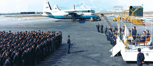 1969년 3월 6일 김포공항에서 열린 한진그룹의 대한항공공사 인수식. 당시 대한항공공사가 보유한 비행기는 거의 수명이 다하거나 임차한 프로펠러기 7대와 제트기 1대가 전부였다. 한진그룹 제공
