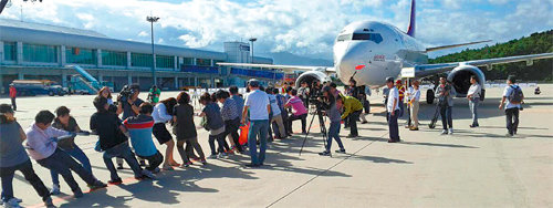 26일 강원 양양국제공항에서 열린 ‘소아암 어린이 돕기 2015 비행기 끌기 대회’에서 일반인 참가자들이 힘을 합쳐 비행기를 끌고 있다. 강원도 제공