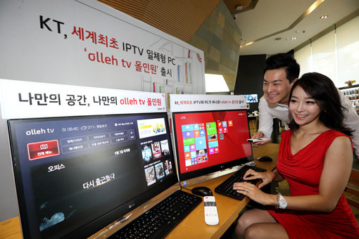 27일 서울 광화문 올레스퀘어에서 열린 기자간담회에서 KT가 공개한 ‘올레tv 올인원’. 세계 최초로 IPTV 셋톱박스가 탑재된 일체형PC로 IPTV와 PC를 동시에 이용할 수 있는 신개념 멀티 플레이어다. 사진제공｜KT