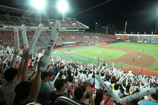 팬들의 사랑을 받았기에 충분히 성공적인 시즌이다. kt가 27일 수원 KIA전에서 누적 관중 53만1696명을 기록하며 역대 신생구단 데뷔시즌 최다관중 신기록을 세웠다. 사진제공｜스포츠코리아