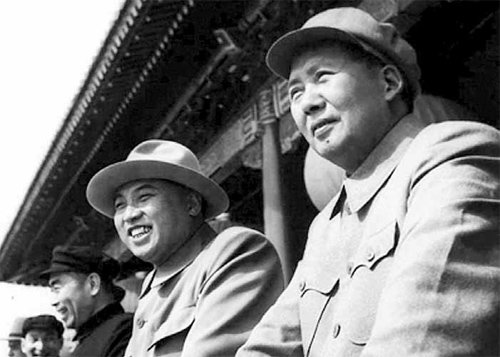 마오쩌둥 옆 김일성 1954년 10월 1일 중국 톈안먼 광장 망루에서 중화인민공화국 선포 5주년 기념 열병식을 함께 지켜보는 마오쩌둥 전 중국 주석(오른쪽)과 김일성 북한 주석(오른쪽에서 두 번째). 사진 출처 징화시보
