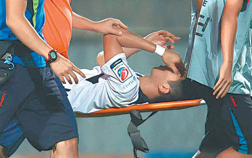 상주의 이정협이 26일 K리그 챌린지 28라운드 경남과의 경기에서 안면 골절상을 입고 병원으로 이송되고 있다. 한국프로축구연맹 제공