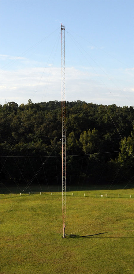 한국표준과학연구원에 설치된 시보탑. 이 시보탑은 단파(短波)를 이용하지만 남북이 동일한 표준시를 사용하기 위해서는 장파(長波)를 이용하는 시보탑을 새로 설치해야 한다. 한국표준과학연구원 제공