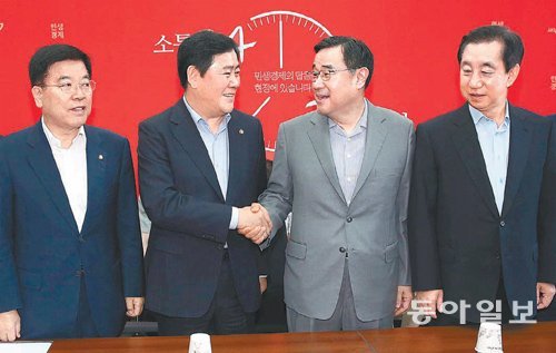 “잘해 봅시다” 최경환 경제부총리 겸 기획재정부 장관(왼쪽에서 두 번째)이 27일 국회에서 열린 내년 예산안 당정협의에 앞서 김정훈 새누리당 정책위의장과 악수하고 있다. 전영한 기자 scoopjyh@donga.com