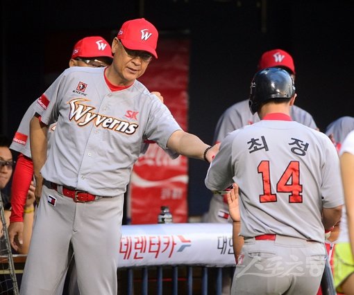 28일 서울 잠실야구장에서 ‘2015 타이어뱅크 KBO리그’ LG 트윈스와 SK 와이번스의 경기가 열렸다. 1회초 2사 SK 최정이 LG 선발 우규민을 상대로 솔로홈런을 친 후 김용희 감독과 하이파이브를 하고 있다. 잠실 | 김진환 기자 kwangshin00@donga.com