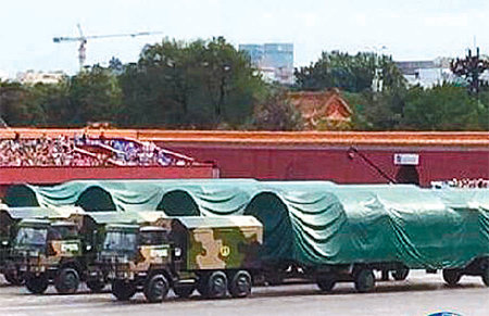 중국 베이징 톈안먼 광장에서 23일 열린 첨단 무기 공식 리허설에서 ‘둥펑’ 대륙간탄도미사일(ICBM) 운반차량이 광장을 통과하고 있다. 사진 출처 환추시보