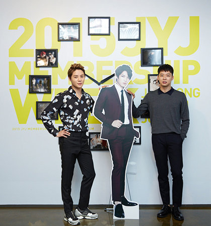 ‘2015 JYJ 멤버십 위크’가 17일 막을 올려 30일까지 서울 부암동 서울미술관에서 열리고 있다. 김준수(왼쪽)와 박유천이 군 복무 중인 김재중의 모형을 사이에 두고 포즈를 취하고 있다. 사진제공｜씨제스엔터테인먼트