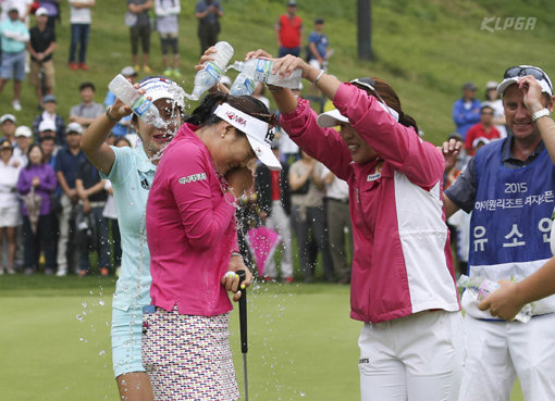 30일 KLPGA투어 하이원리조트여자오픈에서 정상에 오르며 올 시즌 국내 첫 출전에 우승컵을 안은 유소연(앞줄 왼쪽)이 동료들의 축하 물세례를 받고 있다. 사진제공｜KLPGA