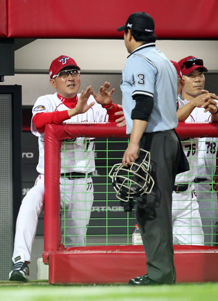 KIA 김기태 감독(왼쪽)이 30일 광주 넥센전에서 보복성 사구에 대해 김성철 구심이 주의를 주자 반박하고 있다. 사진제공｜스포츠코리아