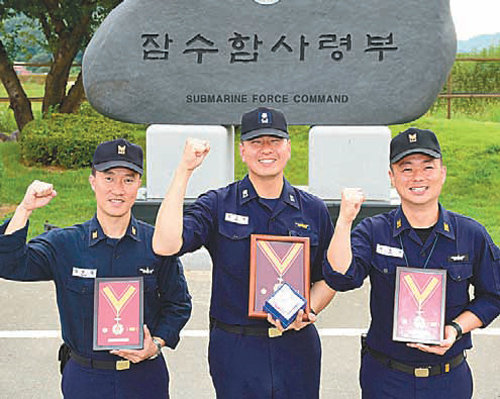 해군 안중근함에서 함께 근무하며 헌혈을 50회 이상 한 공로로 유공 금장을 받은 박성래 상사, 안호기 소령, 이동백 상사(왼쪽부터). 해군 제공