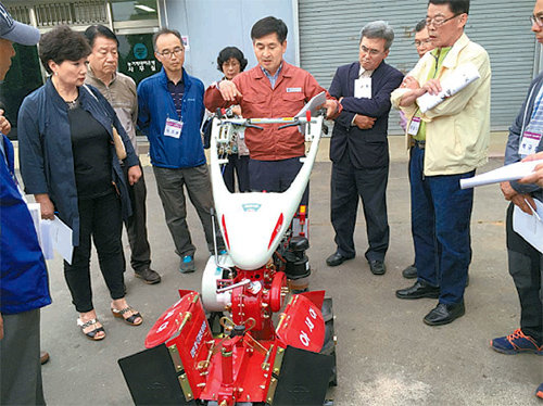 충남 보령시에 정착한 귀농인들이 보령시 농업기술센터 전문가로부터 농기계 사용 설명을 듣고 있다. 보령지역은 최근 충남 연안 지역 중에서 가장 많은 사람들이 귀농지로 선택하는 곳이다. 보령시 제공